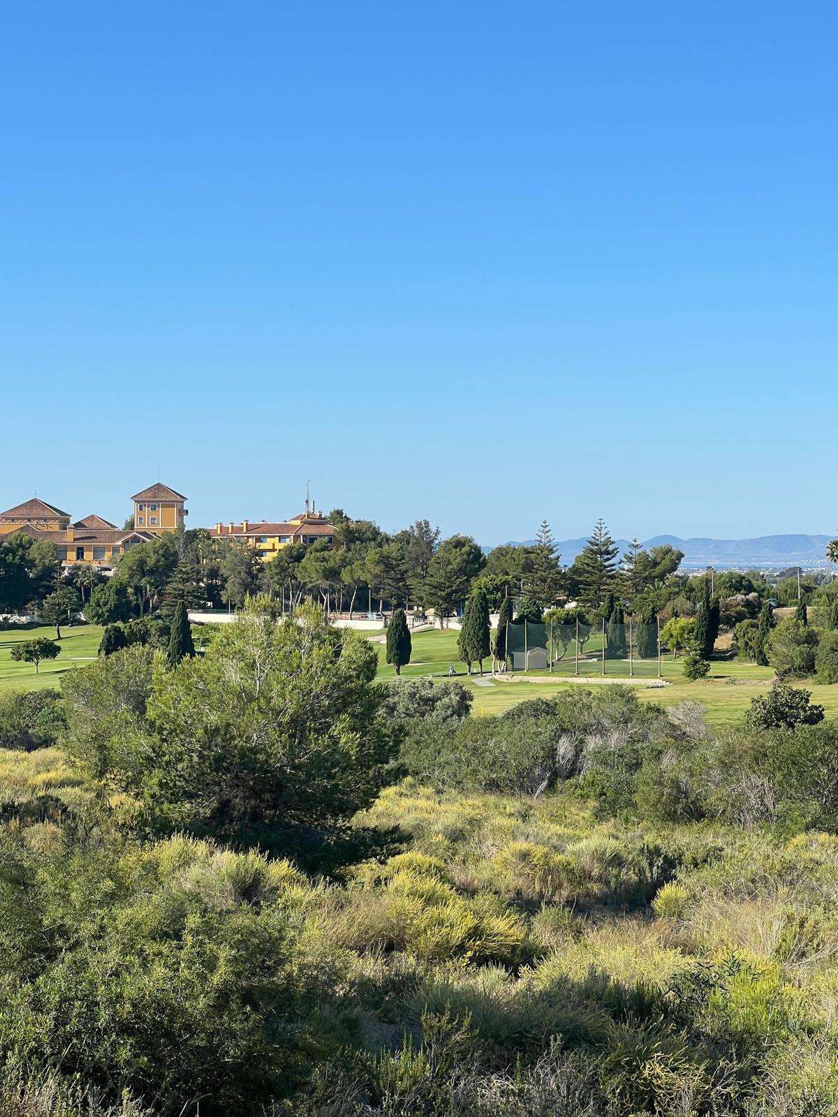 Vergezicht over de golfbaan met het clubhuis van Real Club Golf Campoamor