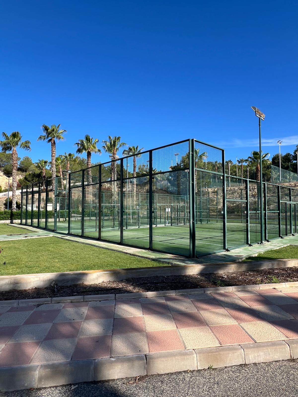 De privé-padelcourts onder de Spaanse zon