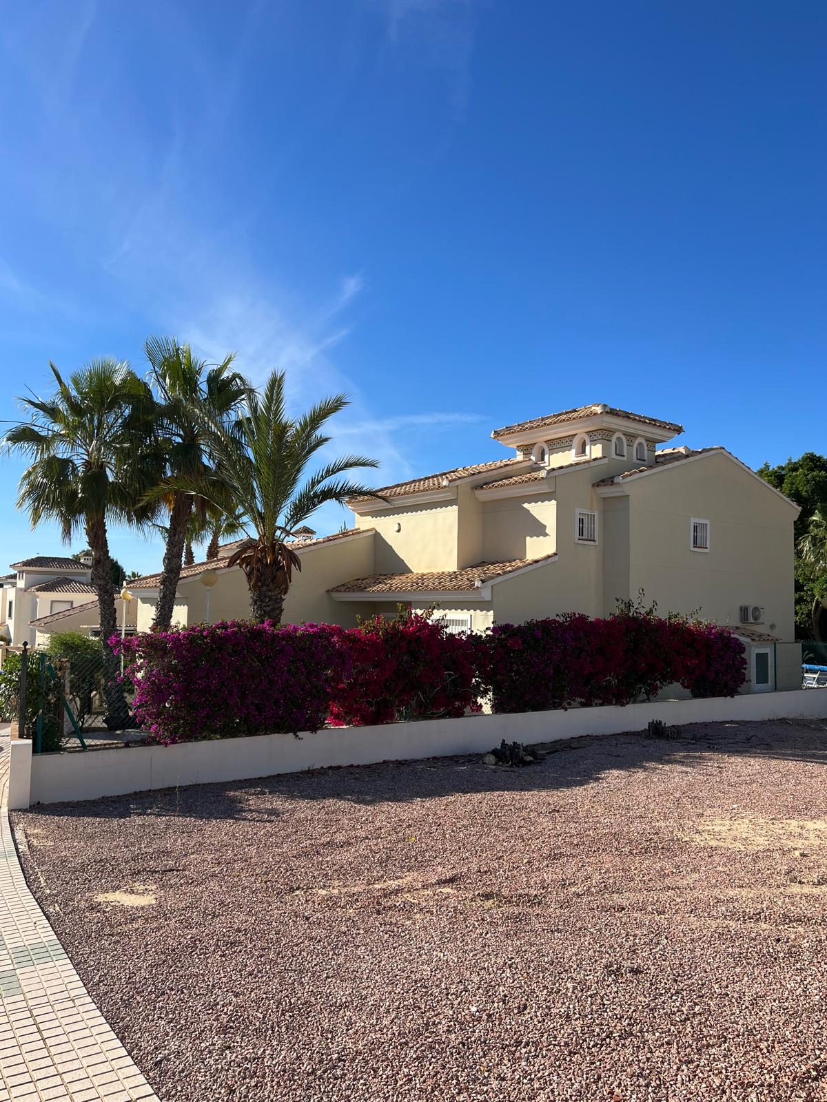 De villa met palmen en bougainville onder de Spaanse zon