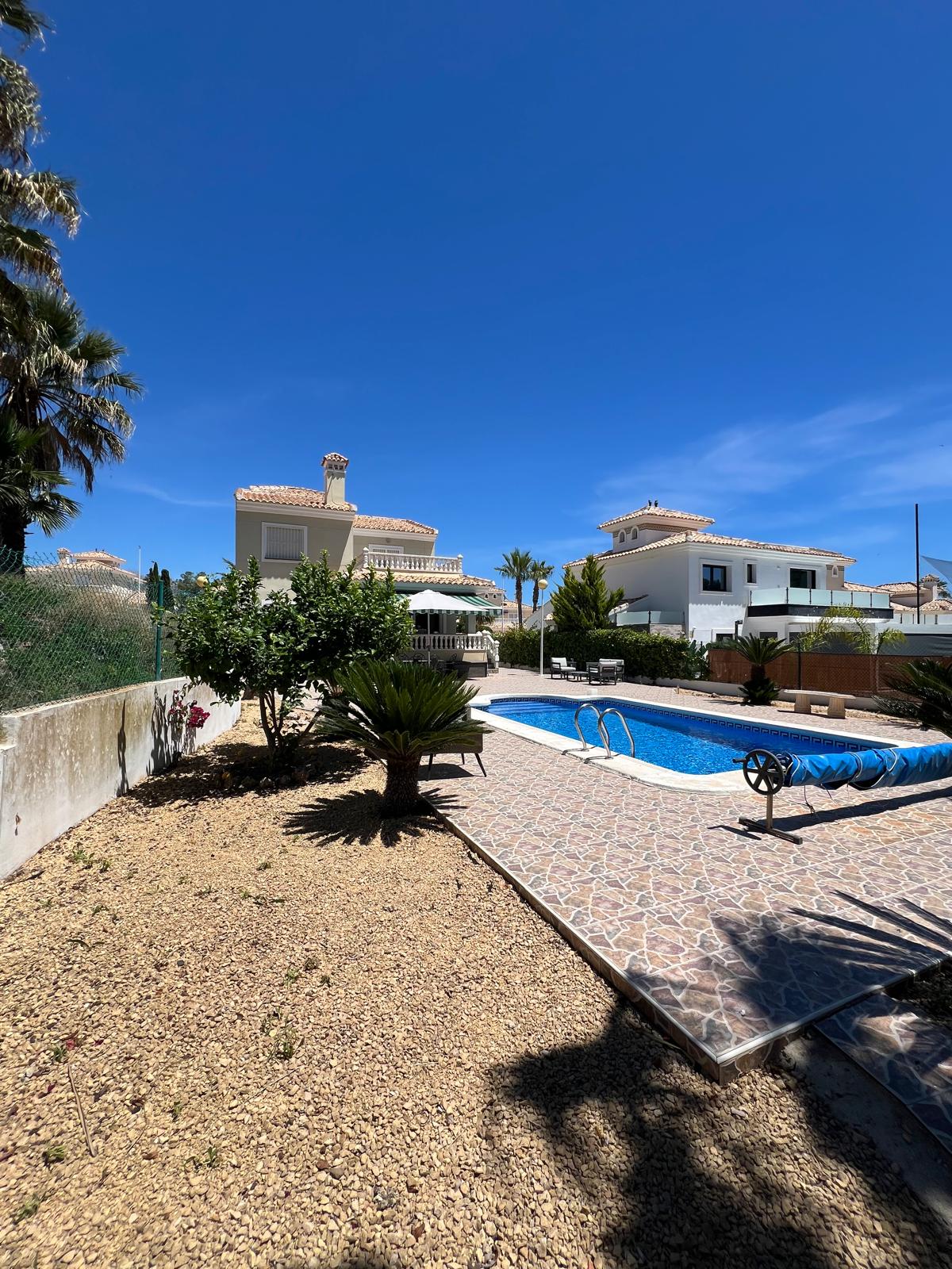 De villa met privézwembad en mediterrane tuinen
